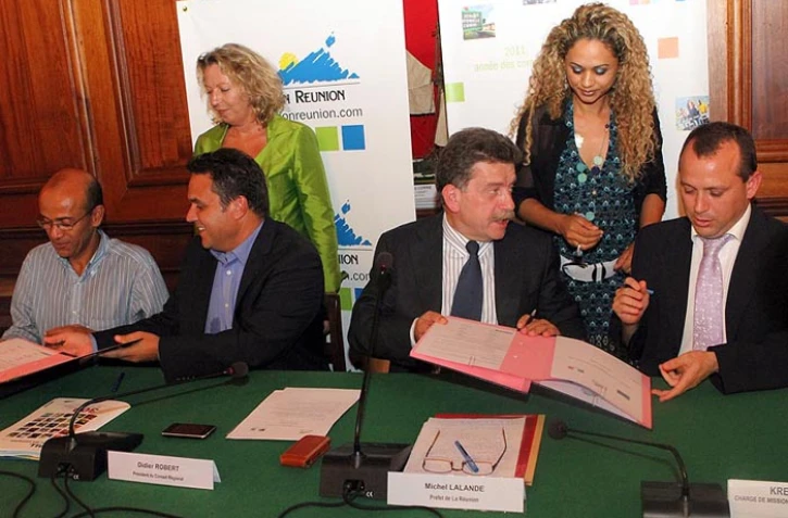 Lundi 11 Juillet 2011 Signature de convention cadre pour le Trans Eco Express
Photo Mamousse Mathieu