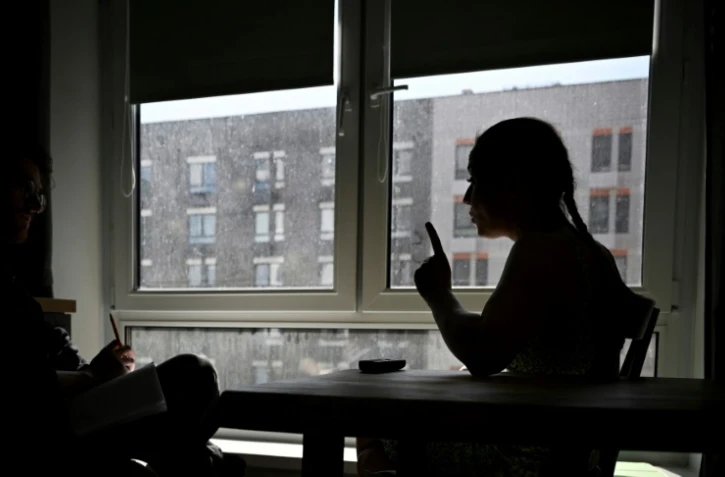 Aliona, qui a survécu avec ses deux enfants et son mari au siège de la ville ukrainienne de Marioupol, lors d'une interview avec l'AFP dans le nouvel appartement de la famille, dans la banlieue de Moscou, le 15 mai 2023