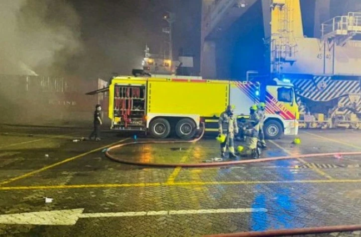 Photo diffusée le 8 juillet 2021 par le bureau des médias de Dubaï montrant des pompiers sur le site d'une explosion dans le port de Dubaï