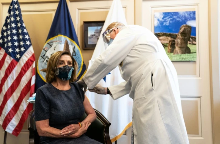 La cheffe des démocrates au Congrès, Nancy Pelosi, se fait vacciner à Washington, le 18 décembre 2020