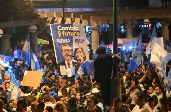 Des partisans du candidat Bernardo Arevalo du parti Semilla fêtent sa victoire à la présidentielle, le 20 août 2023 à Guatemala
