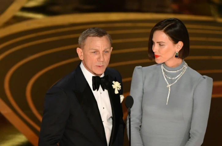 Daniel Craig, l'acteur britannique qui incarne James Bond, et Charlize Theron, lors de la cérémonie des Oscars le 24 février 2019 à Hollywood