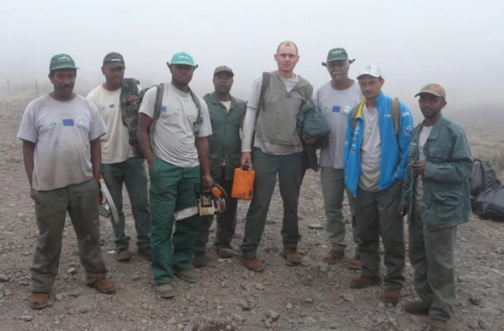 Les ouvriers forestiers sur le terrain lors de l'incendie du Maïdo en octobre 2010