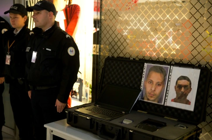 Avis de recherche de Salah Abdeslam Mohamed Abrini au contrôle douanier le 3 décembre 2015 à l'aéroport Charles-de-Gaulle à Roissy-en-France 