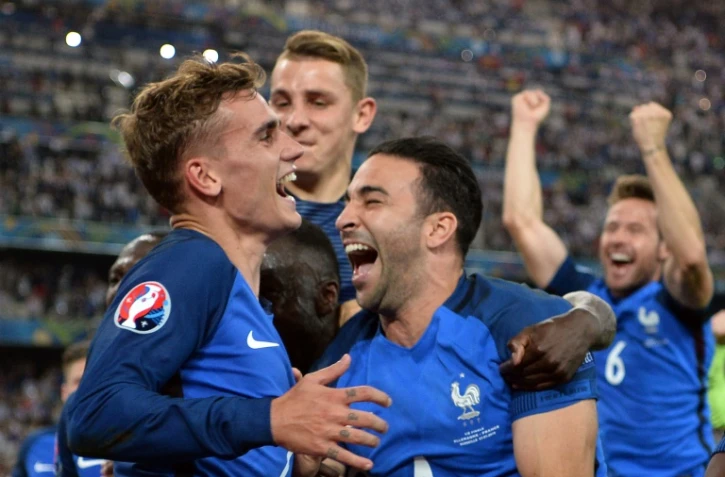 Joie d'Antoine Griezmann, Lucas Digne et Adil Rami après la victoire de la France sur l'Allemagne en demie-finale de l'Euro-2016 le 7 juillet 2016 à Marseille