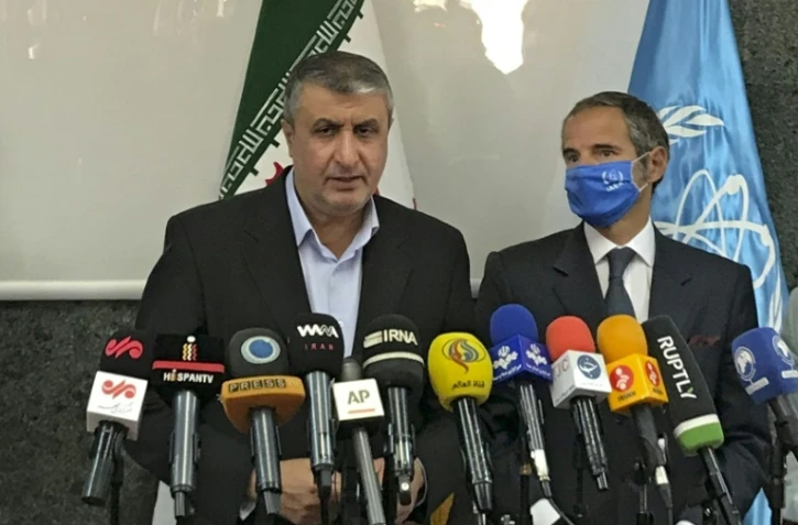 Photo fournie par l'Organisation iranienne de l'énergie atomique le 12 septembre 2021 du chef de l'OIEA  Mohammad Eslami (G) et du directeur général de l'AIEA Rafael Grossi, à Téhéran