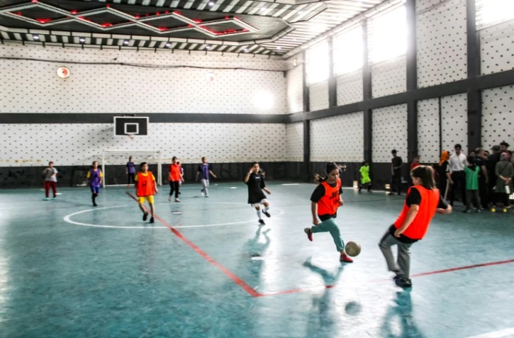 Des réfugiées afghanes jouent au football à Vakhdat, à l'est de Duchanbé, le 16 septembre 2023 au Tadjikistan