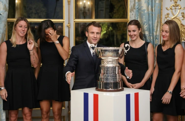 (g-d) Pauline Parmentier, Caroline Garcia, Alizé Cornet et Fiona Ferro avec le président Emmanuel Macron lors d'une réception à l'Elysée pour la victoire de l'équipe de France en Fed Cup dimanche en Australie, le 12 novembre 2019 à Paris