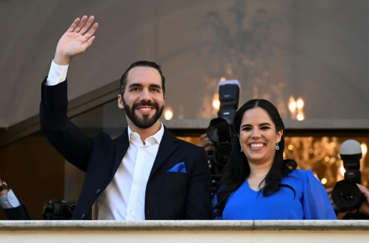 Le prĂ©sident salvadorien Nayib Bukele salue ses partisans en compagnie de son Ă©pouse Gabriela RodrĂguez, au Théâtre national dans le centre historique de San Salvador, le 29 fĂ©vrier 2024