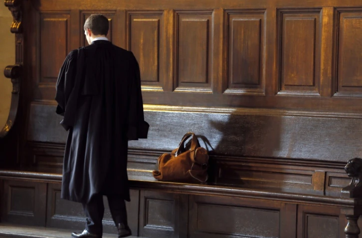 Un avocat dans un couloir du palais de justice à Paris