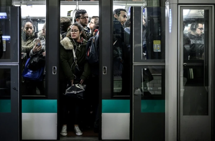 Une voiture du métro parisien bondée en décembre 2019 lors d'une grève à la RATP 