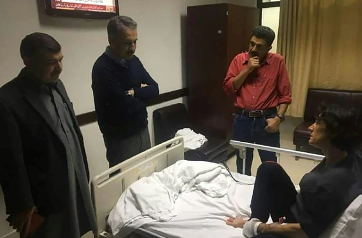 L'alpiniste française Elisabeth Revol, secourue sur le Nanga Parbat, au Pakistan, discute avec des officiels de la région du Gilgit Baltistan, le 29 janvier 2018 (photographie fournie par le service de communication de la région)