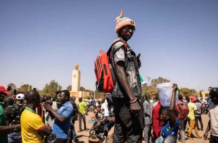 Des milliers de Burkinabè se rassemblent place de la Nation à Ouagadougou le 24 janvier 2022 pour célébrer la prise du pouvoir par les militaires