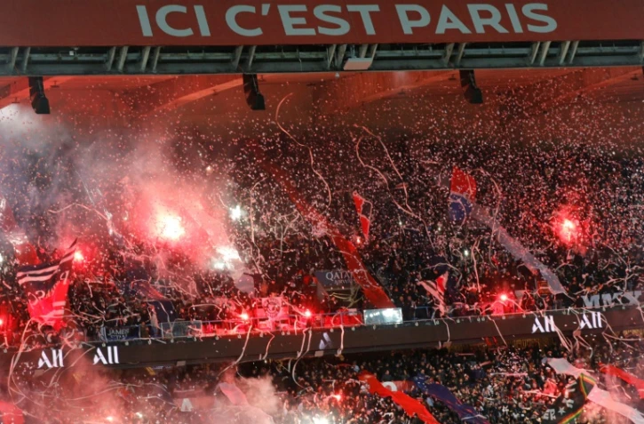 Des supporters du Paris SG allument des fumigènes lors de la réception de Lyon le 9 février 2020 au Parc des Princes