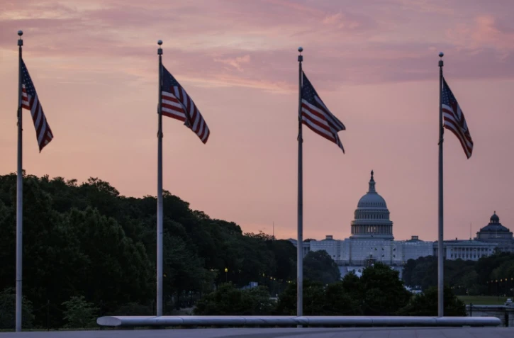 Lever de soleil sur le Capitole, siège des deux chambres du Congrès américain, le 28 mai 2023 à Washington