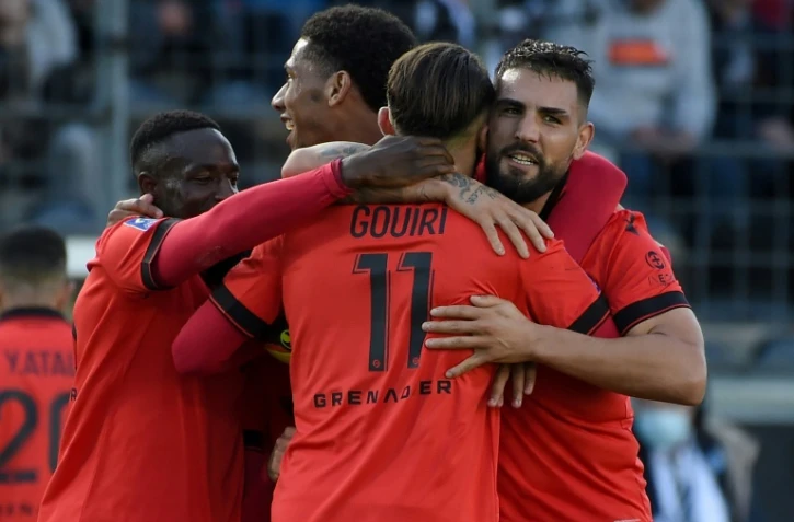 L'attaquant niçois Andy Delort (d), auteur des 2 buts de la victoire (2-1) face à Angers, est félicité par ses coéquipiers, lors de la 12e journée de Ligue 1, le 31 octobre 2021 au Stade Raymond Kopa