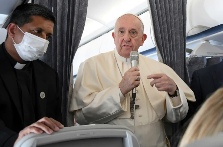Le pape François s'adresse aux journalistes à bord de l'avion papal, le 6 décembre 2021 après une visite à Chypre et en Grèce