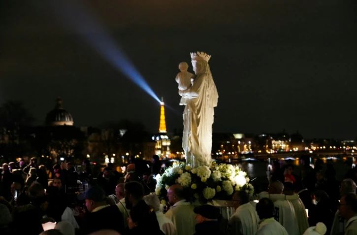 Des fidèles se dirigent vers la cathédrale Notre-Dame de Paris pour le retour de la célèbre statue la Vierge à l'Enfant, le 15 novembre 2024