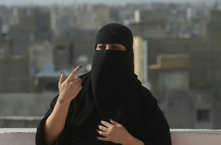 Eva B, nouvelle star du rap au Pakistan, lors d'une interview avec l&rsquo;AFP, le 9 mars 2022 à Karachi
