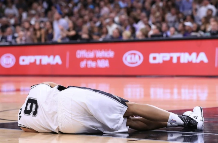 Le meneur de San Antonio Tony Parker blessé lors du match face à Houston, en play-offs NBA, le 3 mai 2017 dans le Texas