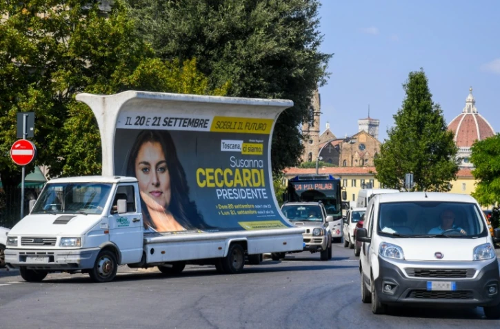 Affiche électorale de l'eurodéputée Susanna Ceccardi avant les élections régionales en Italie, le 17 septembre 2020 à Florence