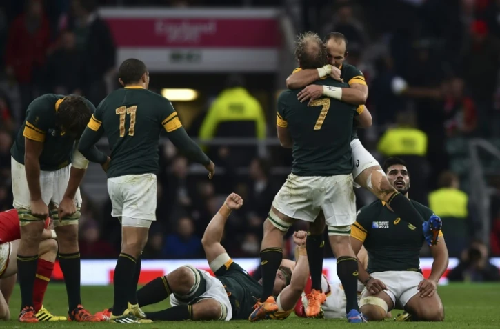 Le capitaine Fourie du Preez dans les bras de Schalk Burger, à l'issue de la victoire sud-africaine sur le pays de Galles, le 17 octobre 2015 à Twickenham 