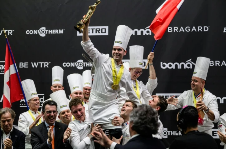 Le chef français Paul Marcon (c) remporte le Bocuse d'Or 2025 à Chassieu, près de Lyon, le 27 janvier 2025