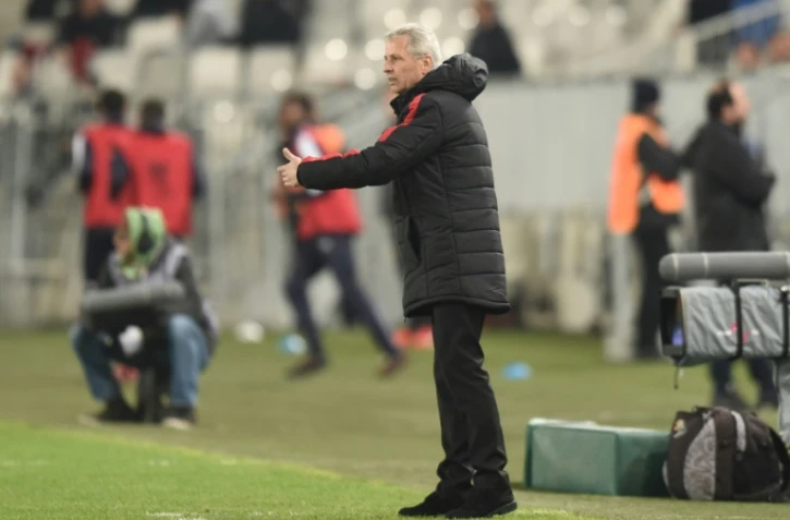 L'entraîneur de Nice Lucien Favre donne des instructons lors du match face à Bordeaux aux Matmut Atantique, le 15 décembre 2016 