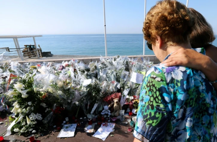 Recueillement devant le mémorial dédié aux victimes de l'attentat du 14 juillet, le 19 juillet 2016 à Nice
