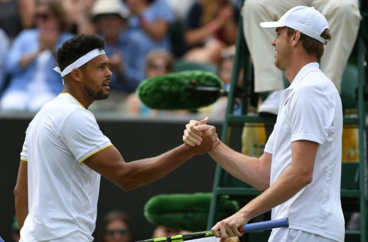 L'Américain Sam Querrey (d) serre la main de Jo-Wilfried Tsonga après sa victoire au 3e tour à Wimbledon, le 8 juillet 2017