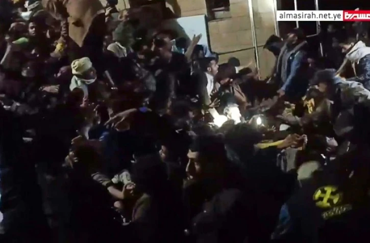 Capture d'écran d'une vidéo d'Al-Masirah TV, prise dans la nuit du 19 au 20 avril 2023, montrant la bousculade à Sanaa