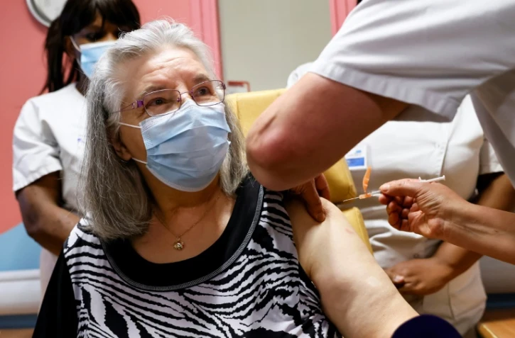 Mauricette, 78 ans, se fait vacciner par le vaccin Pfizer-BioNTech, à l'hôpital de Sevran, banlieue de Paris, le 27 décembre 2020