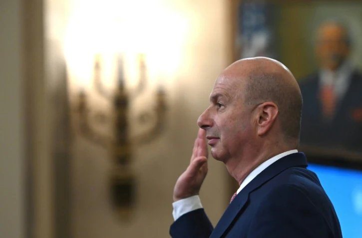 L'ambassadeur des Etats-Unis auprès de l'Union européenne Gordon Sondland prête serment avant de s'exprimer à la Chambre des représentants le 20 novembre 2019