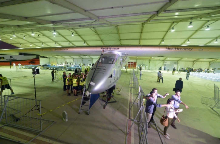 Des techniciens autour de l'avion solaire Solar Impulse 2, le 16 juillet 2016 au Caire