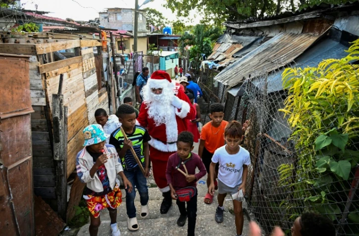 Un homme déguisé en père Noël dans une rue de La Havane, le 21 décembre 2023 à Cuba