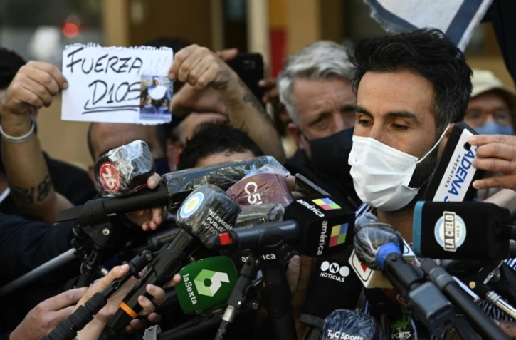 Leopoldo Luque, neurochirurgien et médecin du footballeur argentin Diego Maradona, s'adresse aux médias, le 3 novembre 2020 à La Plata, au lendemain de l'admission de la star dans la clinique Ipensa