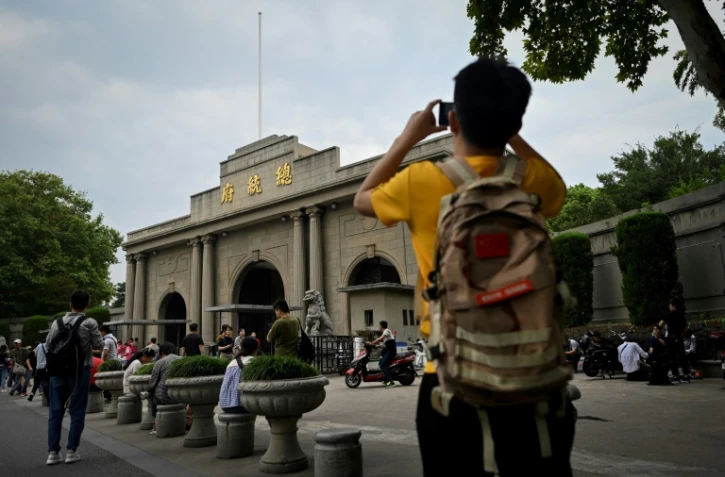 Un visiteur prend une photo de l'entrée du musée de l'histoire moderne de Nankin, le 4 septembre 2019