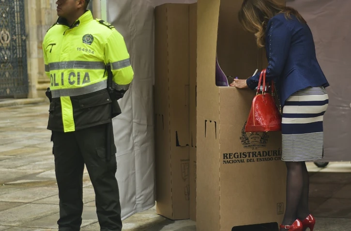Une Colombienne s'apprête à voter pour des élections locales, à Bogota le 25 octobre 2015