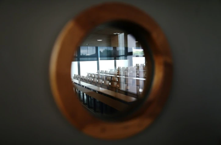 Une salle de classe vue depuis un hublot à l'université de Mont-Saint-Aignan, près de Rouen, le 11 octobre 2017
