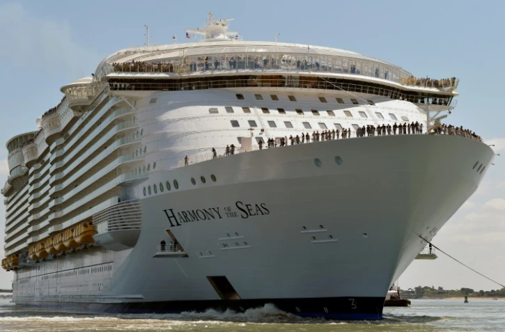 Le navire de croisière Harmony of the Seas, le 15 mai 2016 dans le port de Saint-Nazaire