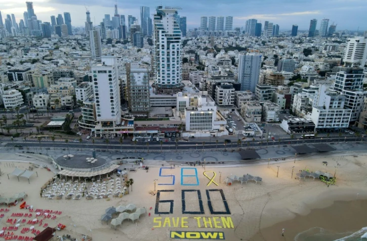Inscription sur la plage de Tel-Aviv pour marquer le 600e jour de guerre dans la bande de Gaza et réclamer le retour des 58 otages encore détenus, le 28 mai 2025
