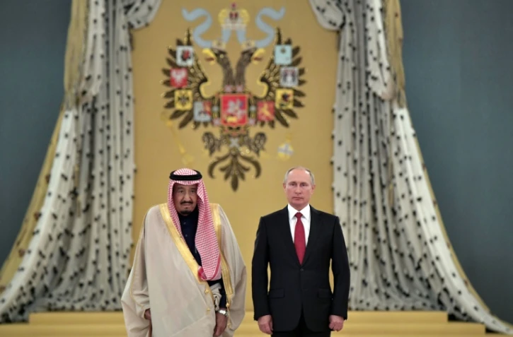 Le président russe Vladimir Poutine reçoit le roi Salmane d'Arabie saoudite, le 5 octobre 2017 à Moscou
