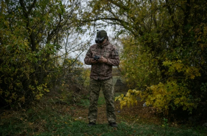 Un pilote de drone ukrainien à l'entraînement, dans l'est de l'Ukraine, le 9 octobre 2025