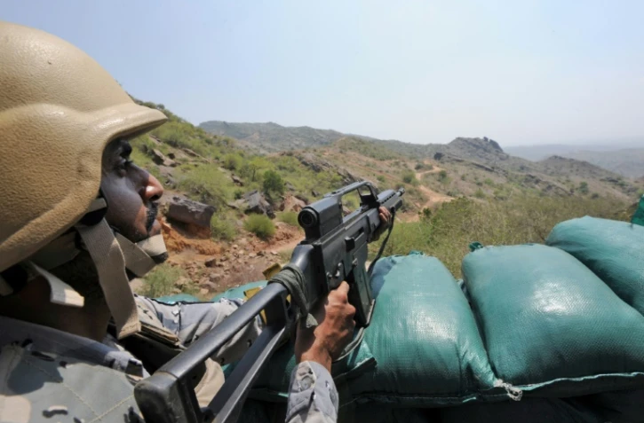 Un soldat saoudien surveille la frontière avec le Yémen, le 3 octobre 2017, dans la province méridionale de Jizan
