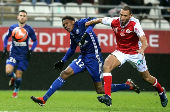 Le défenseur marocain de Reims Yunis Abdelhamid (d) à la lutte avec l'attaquant sud-africain de Strasbourg Lebo Mothiba, le 15 décembre 2018 à Reims