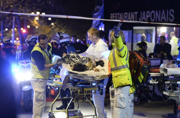 Une victime de l'attaque au Bataclan évacuée sur une civière le 14 novembre 2015 à Paris