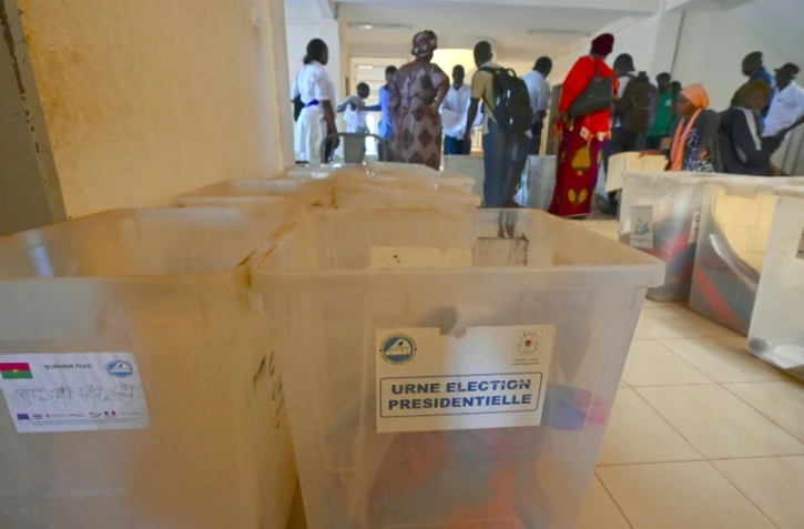 Préparatifs dans un bureau de vote de Ouagadougou à la veille des élections présidentielle et législatives, le 21 novembre 2020