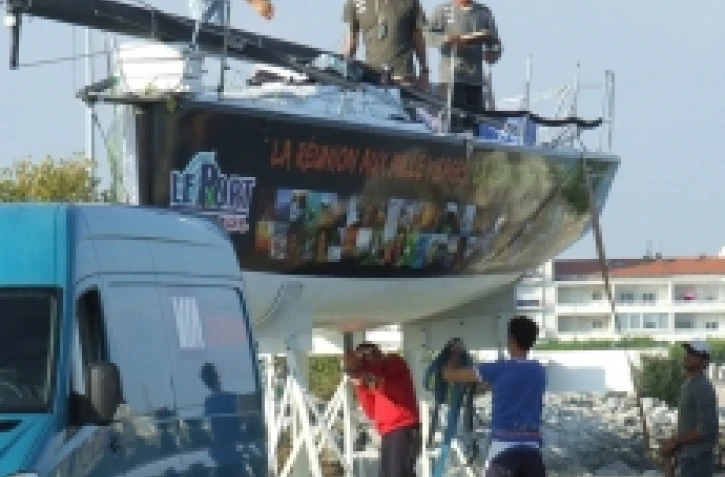 Le grutage de Île de la Réunion - Ville du Port avant de prendre la route pour le Sud de l'Hexagone (Photo D.R.)