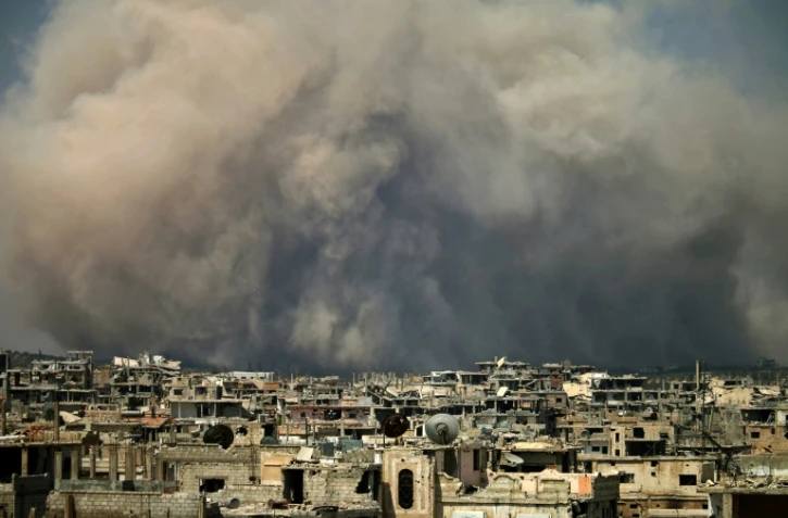 Nuage de fumée après un raid aérien sur une zone rebelle de la ville syrienne de Deraa (sud), le 8 août 2017