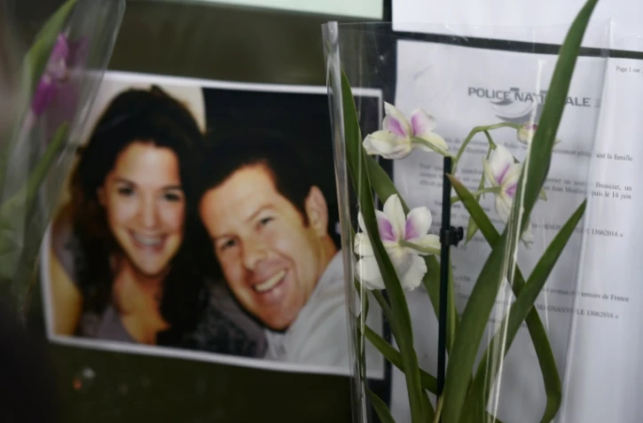 Des fleurs devant une photo de Jessica Schneider et Jean-Baptiste Salvaing lors de l'hommage qui leur a été rendu le 16 juin 2016 à Mantes-le-Jolie